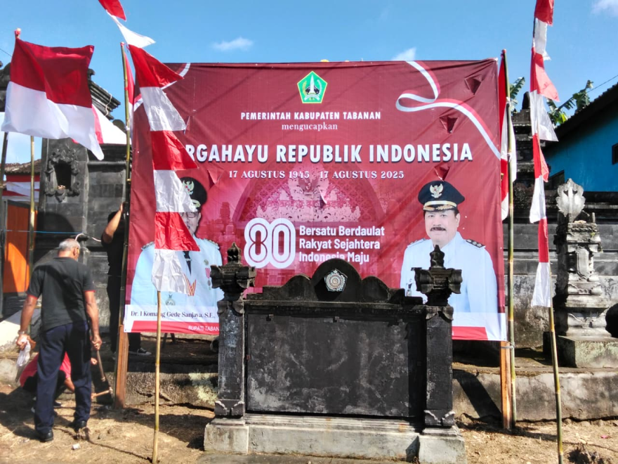 KERJA BAKTI PEMASANGAN BENDERA MERAH PUTIH DAN BALIHO
